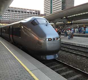 Flytoget Zug vom Flughafen zum Hauptbahnhof