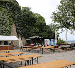 Der Biergarten im Innenhof der Burg