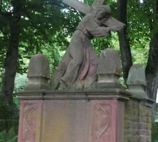 Jesus mit Kreuz im Kurpark von Bad Mergentheim