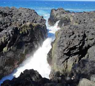 Die Brandung trifft auf die Lavaküste