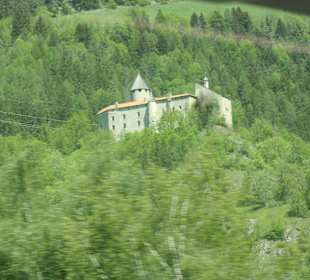 Blick von der A22 zur Burg Sprechenstein 