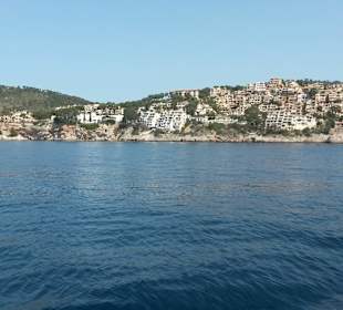 Blick vom Meer auf die Bucht Cala Fornells