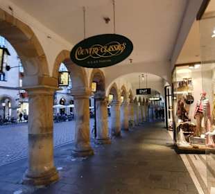 Durch die Arkaden beidseitig