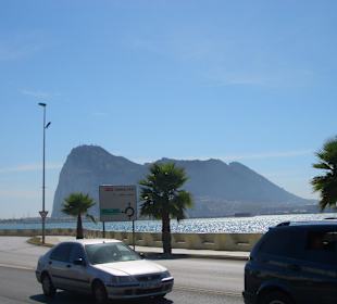 Verkehrsschild vor dem Felsen