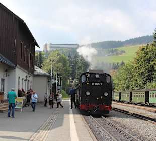 Blick vom Bahnhof Fichtelbergbahn auf Hotel