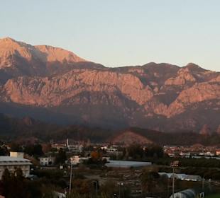Blick über Kiris ins Taurus Gebirge