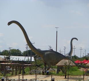 Obok Parku miniatur spacerują dinozaury. 