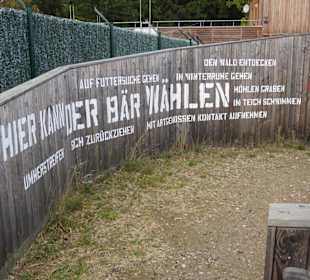 Teil des Ausgangs mit Bäreninfos