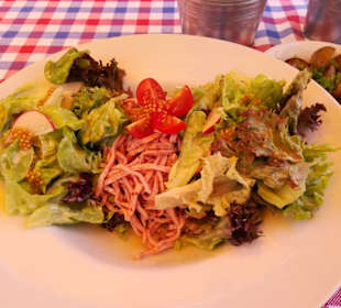 Wurstsalat mit gebratenen Kartoffeln