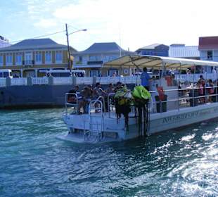 Transfer mit dem Tenderboot zu den Caymans