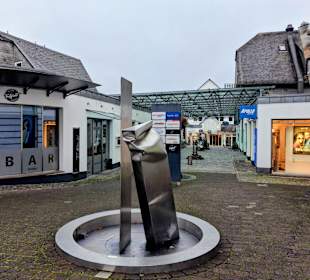 Plastik an der Ladenstrasse