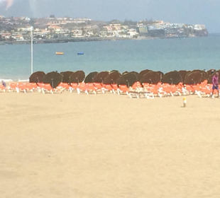 Blick von Promenade auf Strand