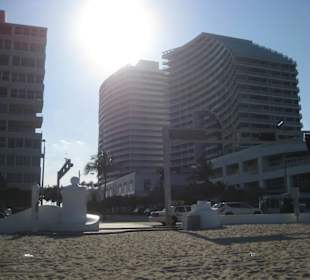 Blick vom Strand zur Straße