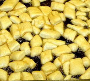 Schmalzkuchen im Öl