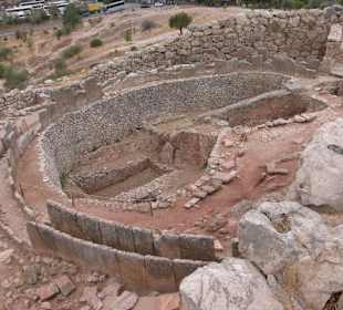Rundgräber in der Burganlage