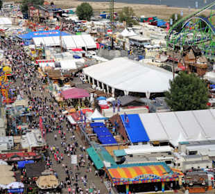 Höhenblick auf die Düsseldorfer Rheinkirmes