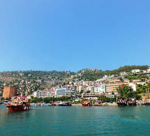 Blick vom Schiff auf dn Hafen