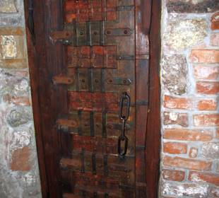 Schwere Holztür zur Toilette