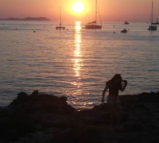 Sonnenuntergang mit barfüßigem Mädchen