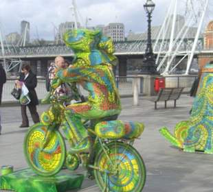 Straßenkünstler am London Eye