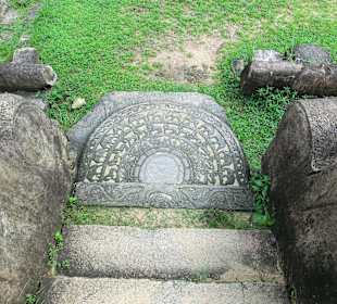  Mondstein am Fuße des Aufgangs