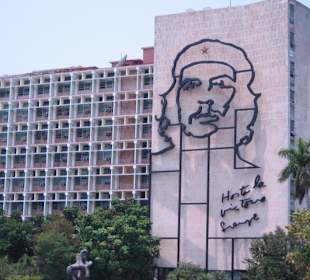 Häuserfront gegenüber Platz der Revolution