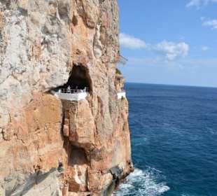 Ein Balkon hoch über dem Meer