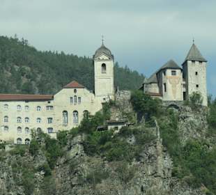 Blick zum Kloster Säben oberhalb von Klausen 