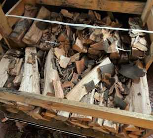 Holzvorrat zum Räuchern bei Franke