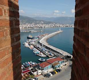 Blick von oben auf den Hafen