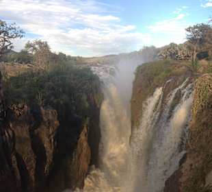 Main-Falls mit Restaurantdeck (rechts)