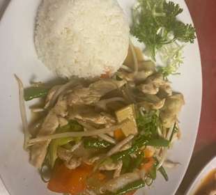 Hühnchen mit Gemüse und Reis