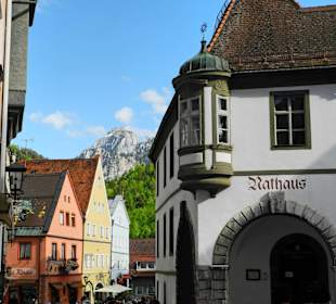 Rathaus mit Bergblick