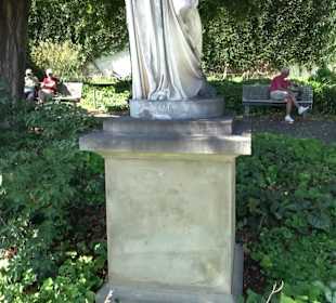 Statuen am Schlossplatz