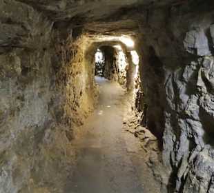 Rundgang durch die Felsgänge der Kasematten
