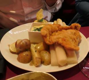 Abendessen vor der Show im Varieté Wintergarten