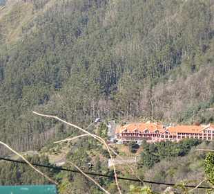 Blick auf ein Wanderhotel am Paß