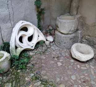 Relikte im Innenhof der Burg