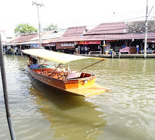 Mit dem Longtailboot zum Amphawa Floating Markt