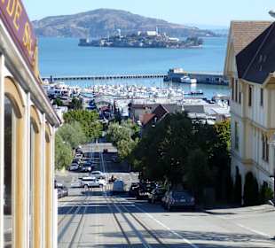 Blick vom Cable Car abwärts und auf Alcatraz