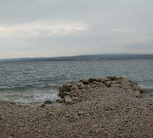 Der steinige Stadtstrand von Crikvenica