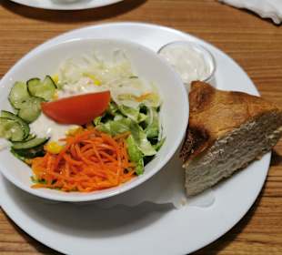 Vorspeisensalat mit warmen Brot