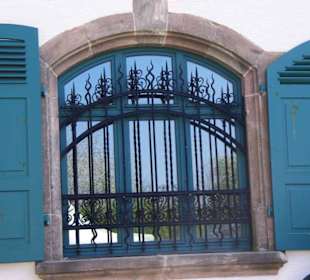 Am Haupthaus die Fenster