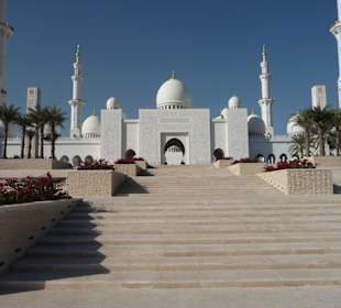 Zum Eingang der Moschee