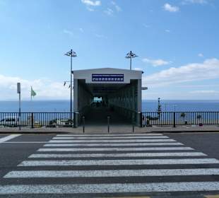 Eingang Fussgängerbrücke zu den Parkplätzen