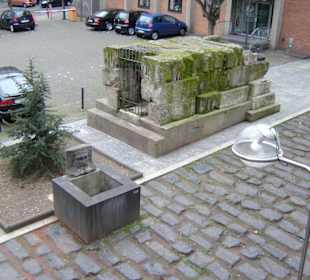 Abwasserkanal und Strasse vor dem Museum