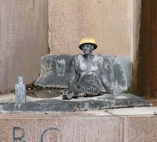 Beim 1983 errichteten Weltkugelbrunnen