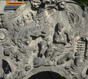 Ul. Św. Ducha: Beischlag mit Steinrelief