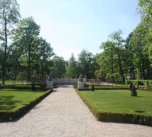 Widok na ogrody pałacu w Wilnowie.