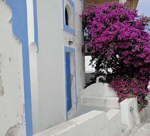 Thirasia. W wiosce na szczycie góry.